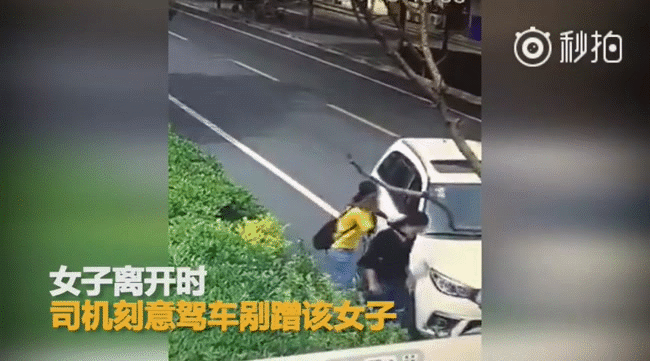 Trung Quốc: Ném gạch vào ô tô sau va chạm nhẹ, cô gái trẻ bị tài xế tông thẳng xe lên người - Ảnh 2.