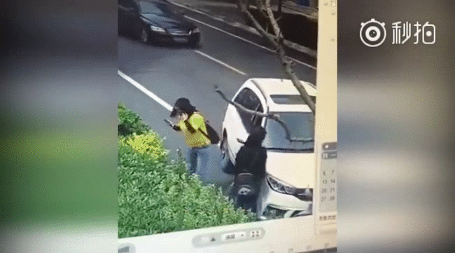 Trung Quốc: Ném gạch vào ô tô sau va chạm nhẹ, cô gái trẻ bị tài xế tông thẳng xe lên người - Ảnh 3.