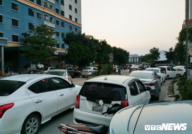Ảnh: Giải tỏa bãi đỗ xe ở Hà Nội, dân đành để xe trên bãi rác - Ảnh 1.