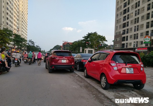 Ảnh: Giải tỏa bãi đỗ xe ở Hà Nội, dân đành để xe trên bãi rác - Ảnh 11.