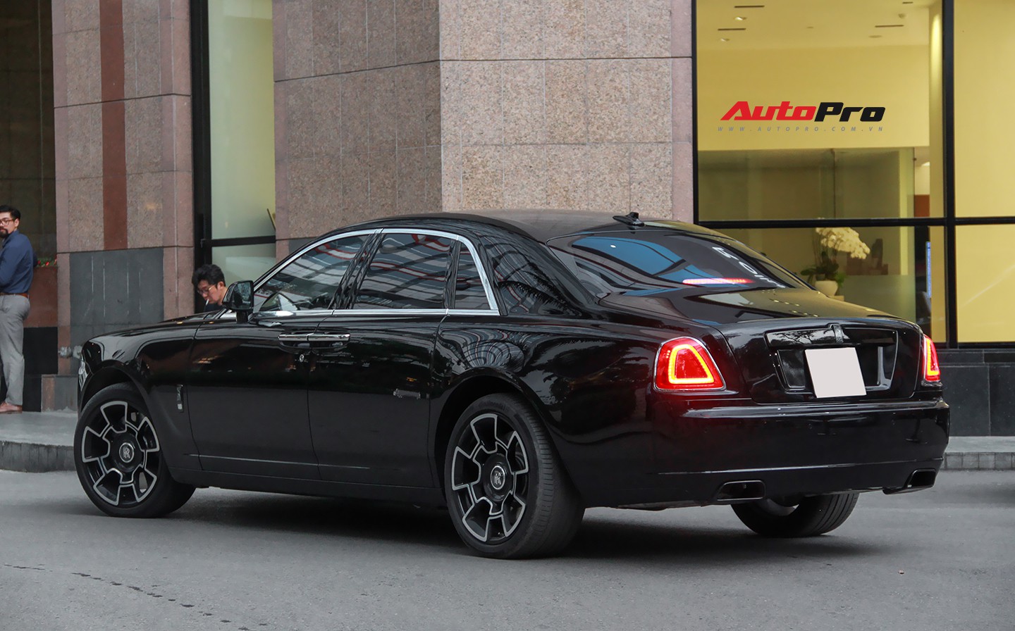 RollsRoyce Ghost Black Badge phiên bản 2022 có giá khởi điểm từ 249500  bảng Anh  MVietQ