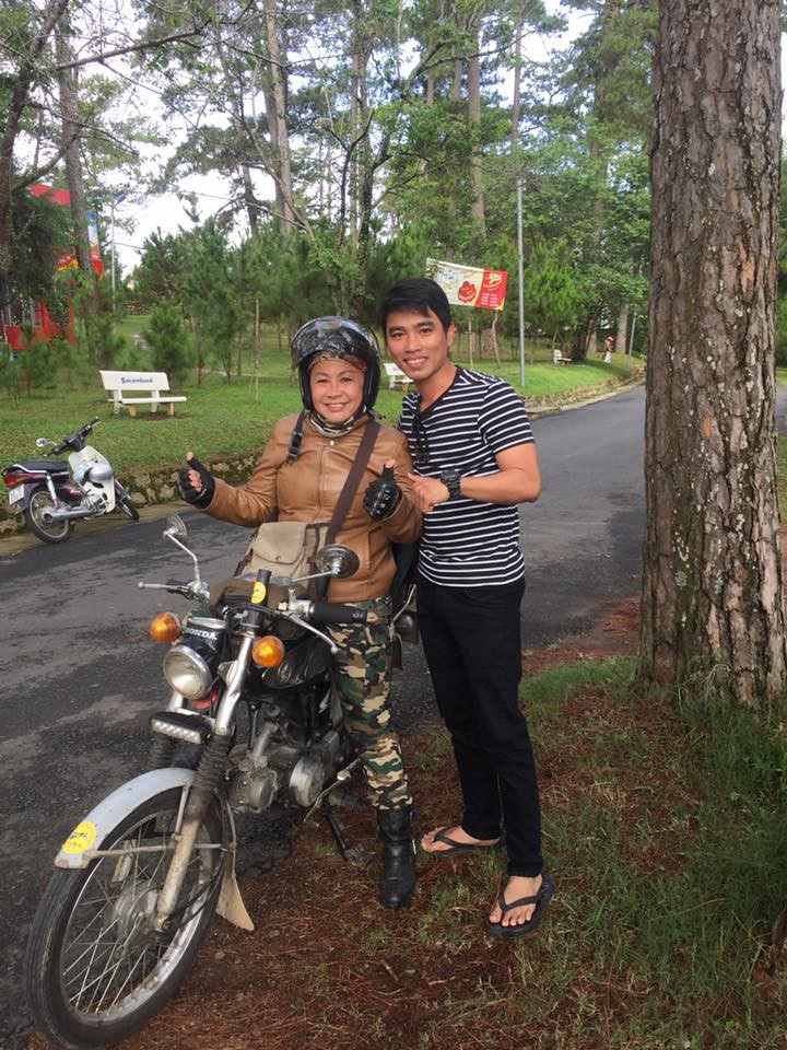 A group of female middle-aged backpackers riding vintage bikes around the country - Photo 1. A group of female middle-aged backpackers riding vintage bikes around the country - Photo 1.