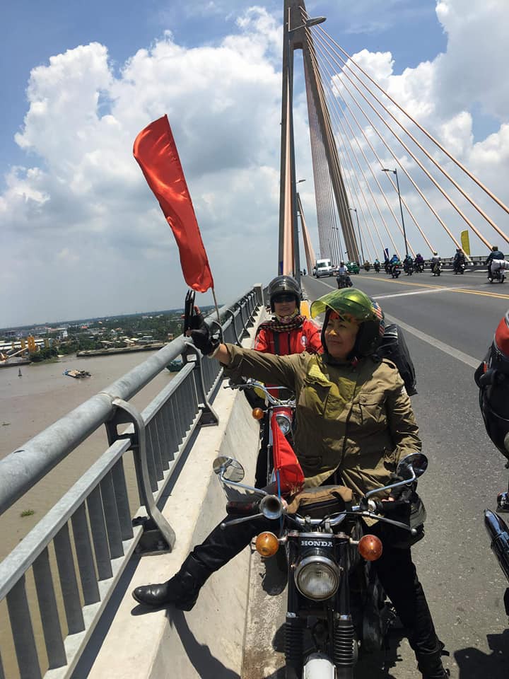 A group of female middle-aged backpackers riding vintage bikes around the country - Photo 5. A group of female middle-aged backpackers riding vintage bikes around the country - Photo 5.