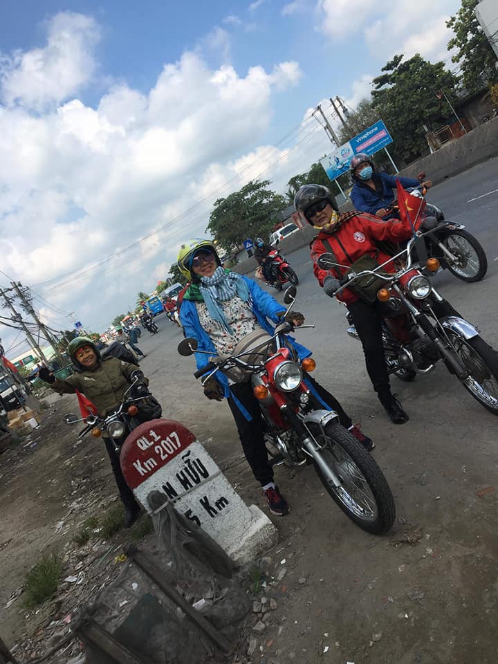 A group of female middle-aged backpackers riding vintage bikes around the country - Photo 6. A group of female middle-aged backpackers riding vintage bikes around the country - Photo 6.