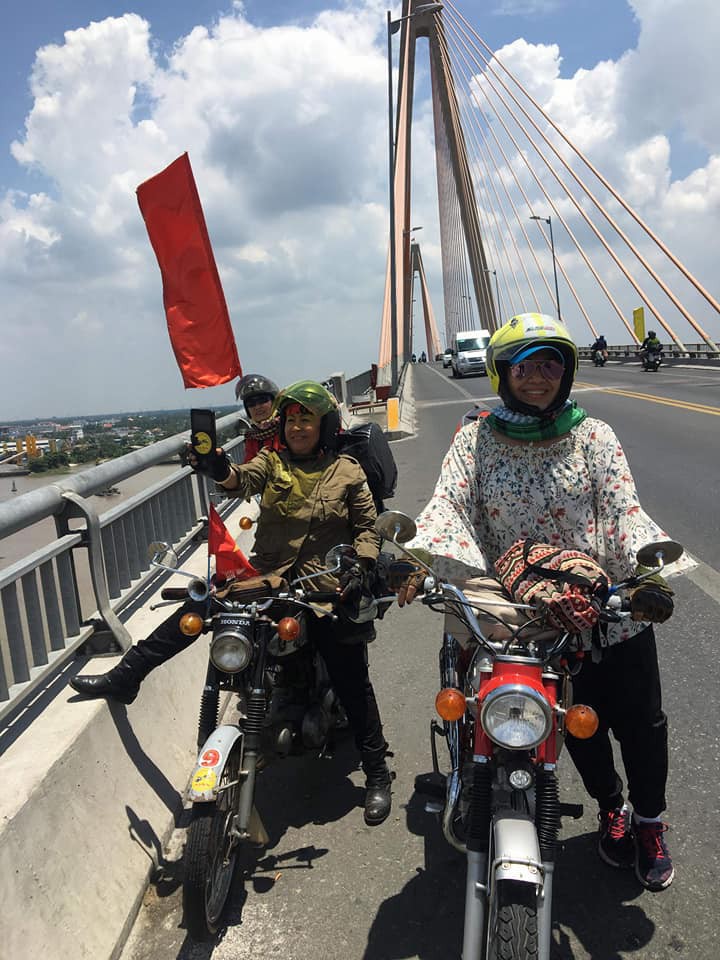 A group of female middle-aged backpackers riding vintage bikes around the country - Photo 8. A group of female middle-aged backpackers riding vintage bikes around the country - Photo 8.