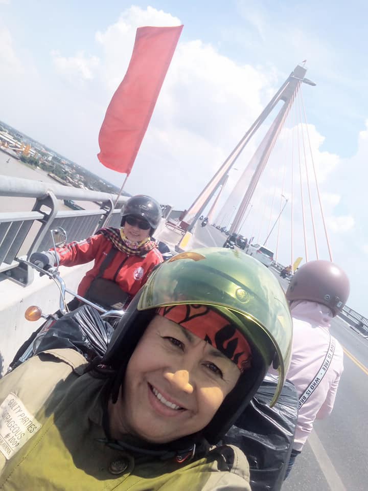 A group of female middle-aged backpackers riding vintage bikes around the country - Photo 9. A group of female middle-aged backpackers riding vintage bikes around the country - Photo 9.