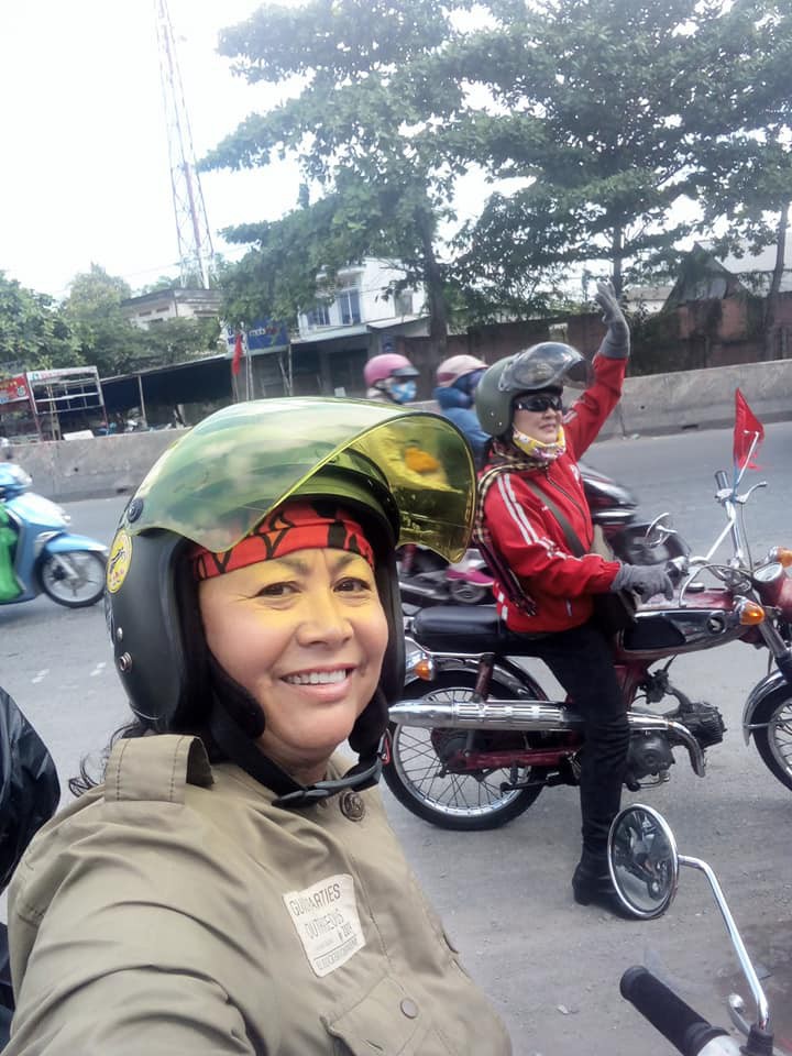 A group of female middle-aged backpackers riding vintage bikes around the country - Photo 10. A group of female middle-aged backpackers riding vintage bikes around the country - Photo 10.