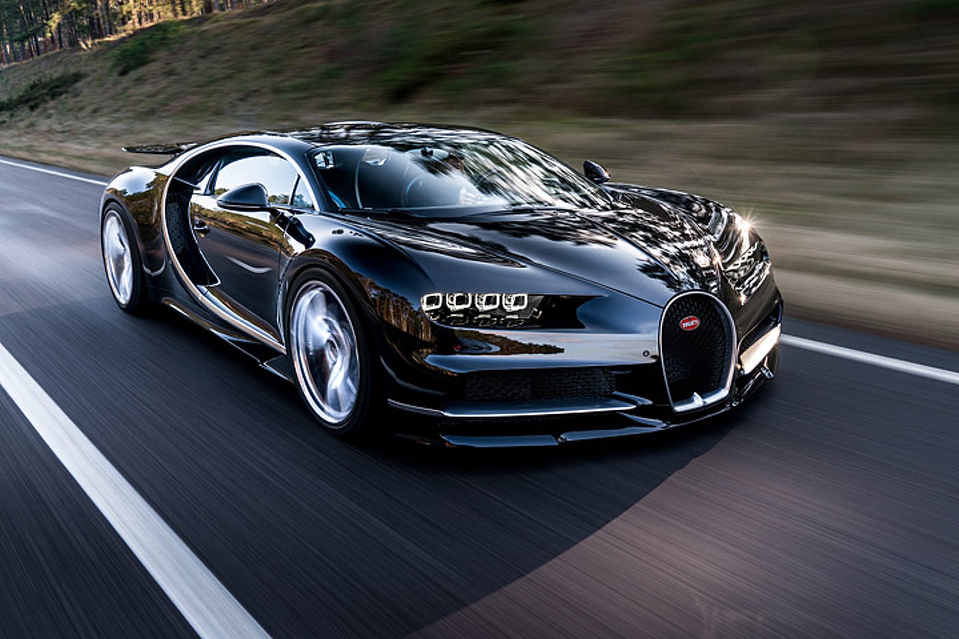 Bugatti: Hãy chiêm ngưỡng vẻ đẹp hoàn hảo của siêu xe Bugatti với những đường nét cực kỳ sang trọng và một động cơ mạnh mẽ. Bạn sẽ cảm nhận được sự khác biệt khi ngắm nhìn và chắc chắn sẽ bị cuốn hút bởi vẻ đẹp độc đáo của chiếc xe này.