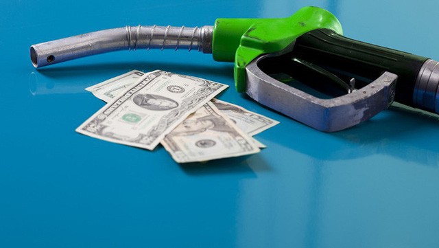Lý do nước Mỹ suốt 25 năm giữ nguyên một mức thuế xăng dầu tính bằng xu/gallon khiến nhiều người bất ngờ - Ảnh 4.