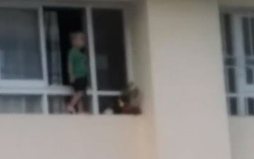 Từ những đoạn clip trẻ em bò giữa đường, leo ra ban công tìm mẹ: Đừng vì phút bất cẩn mà hối hận cả đời! - Ảnh 2. Từ những đoạn clip trẻ em bò giữa đường, leo ra ban công tìm mẹ: Đừng vì phút bất cẩn mà hối hận cả đời! - Ảnh 2.