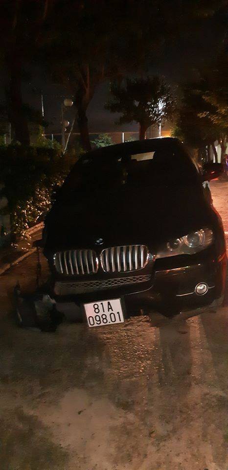 Người dân vây bắt thanh niên lái xe BMW gây tai nạn liên hoàn nghi có biểu hiện ngáo đá - Ảnh 3.