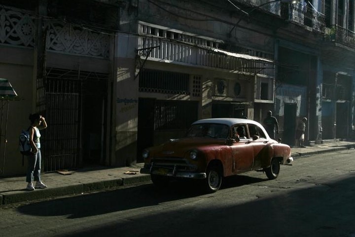 Image: Enthralling beauty of vintage cars in the narrow streets of Cuba - Photo 12. Image: Enthralling beauty of vintage cars in the narrow streets of Cuba - Photo 12.