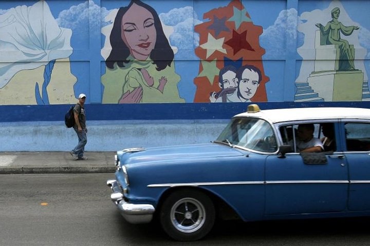 Image: Enthralling beauty of vintage cars in the narrow streets of Cuba - Photo 14. Image: Enthralling beauty of vintage cars in the narrow streets of Cuba - Photo 14.