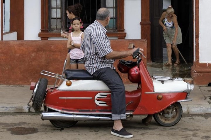 Image: Enthralling beauty of vintage cars in the narrow streets of Cuba - Photo 18. Image: Enthralling beauty of vintage cars in the narrow streets of Cuba - Photo 18.