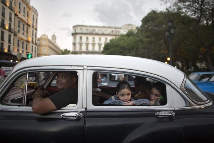 Image: Enthralling beauty of vintage cars in the narrow streets of Cuba - Photo 3. Image: Enthralling beauty of vintage cars in the narrow streets of Cuba - Photo 3.