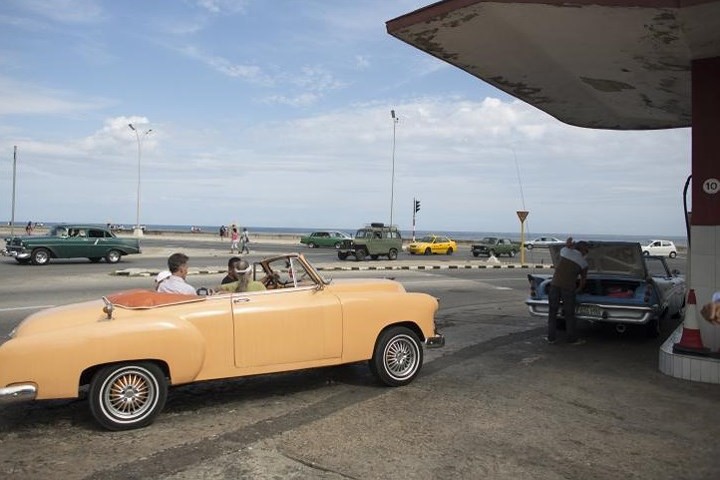 Image: Enthralling beauty of vintage cars in the narrow streets of Cuba - Photo 4. Image: Enthralling beauty of vintage cars in the narrow streets of Cuba - Photo 4.