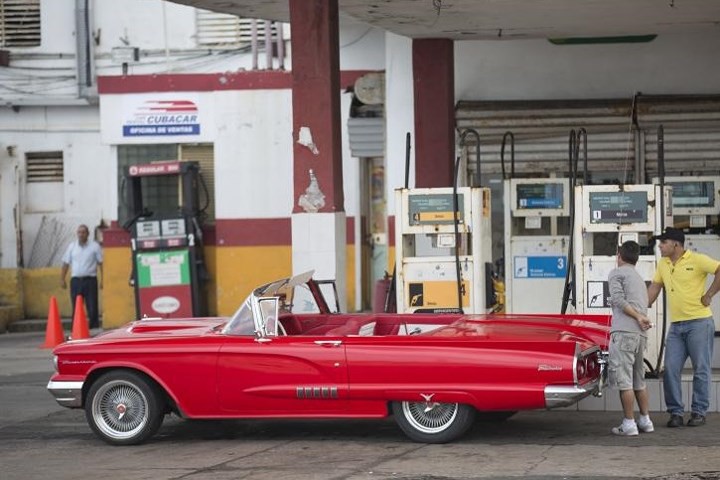 Image: Enthralling beauty of vintage cars in the narrow streets of Cuba - Photo 6. Image: Enthralling beauty of vintage cars in the narrow streets of Cuba - Photo 6.