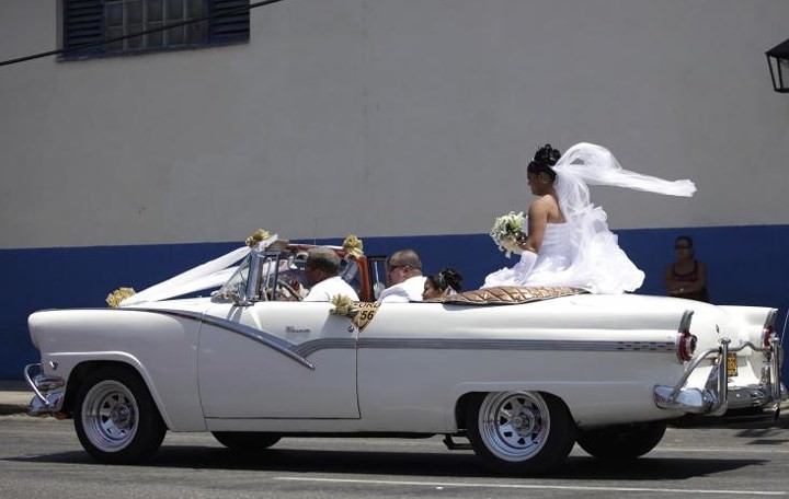 Image: Enthralling beauty of vintage cars in the narrow streets of Cuba - Photo 7. Image: Enthralling beauty of vintage cars in the narrow streets of Cuba - Photo 7.