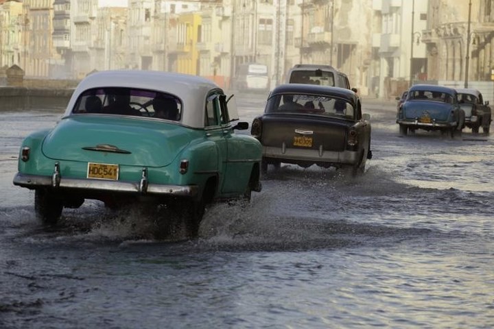 Image: Enthralling beauty of vintage cars in the narrow streets of Cuba - Photo 8. Image: Enthralling beauty of vintage cars in the narrow streets of Cuba - Photo 8.