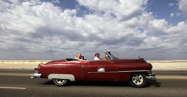 Image: Enthralling beauty of vintage cars in the narrow streets of Cuba - Photo 10. Image: Enthralling beauty of vintage cars in the narrow streets of Cuba - Photo 10.