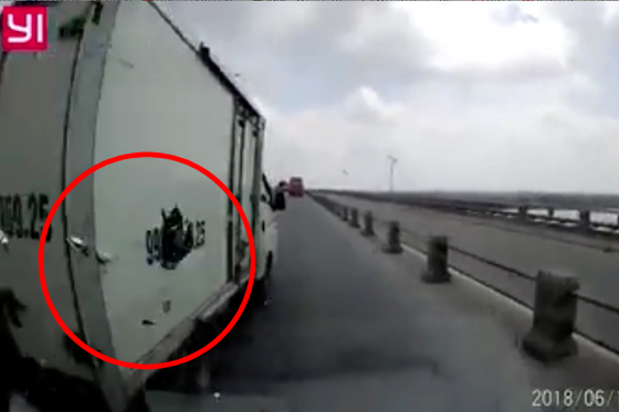 Hà Nội: Xe tải tạt đầu văng cả gương xe khác đang đi cùng chiều trên cầu Thanh Trì rồi chạy mất - Ảnh 1.