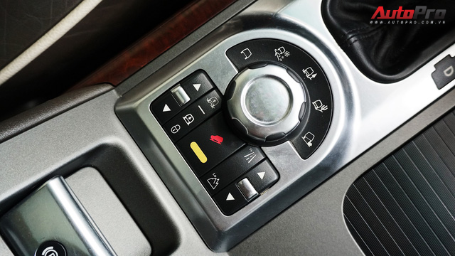 Range Rover Supercharged có giá chưa tới 2 tỷ đồng sau 4 vạn km - Ảnh 13. Range Rover Supercharged có giá chưa tới 2 tỷ đồng sau 4 vạn km - Ảnh 13.