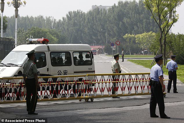 Ông Kim Jong Un được cả đoàn xe hùng hậu hộ tống tại Bắc Kinh - Ảnh 4. Ông Kim Jong Un được cả đoàn xe hùng hậu hộ tống tại Bắc Kinh - Ảnh 4.