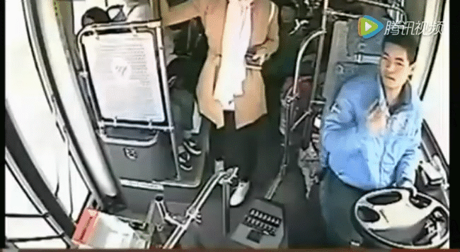 Tức giận vì bị tài xế nhắc nhở, cô gái trẻ liền đạp chân phanh xe buýt đang chạy khiến hành khách hoảng loạn - Ảnh 1.