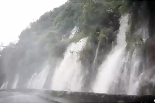 Clip: Nước lũ đổ như thác xuống đường tạo nên cảnh tượng vừa đáng sợ vừa kỳ vĩ ở Hà Giang - Ảnh 1.