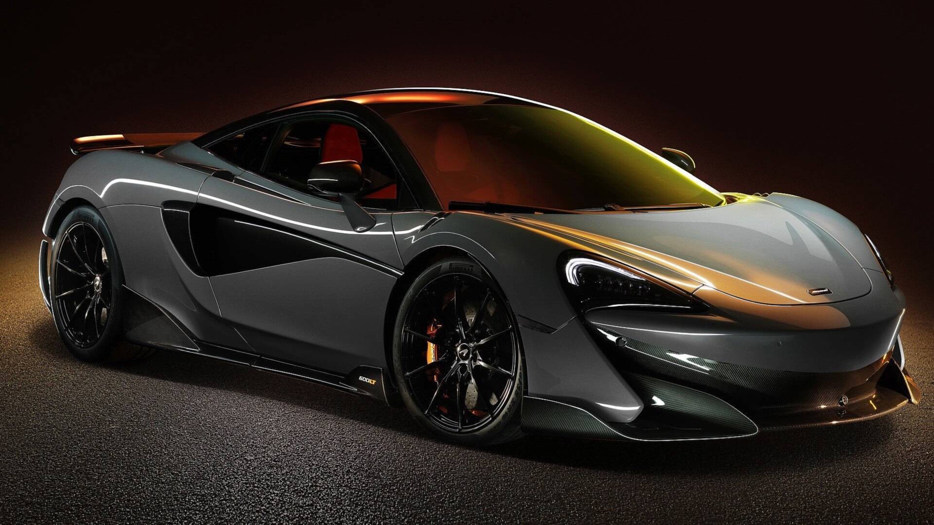 Chiếc siêu xe 600LT của McLaren sẽ khiến bạn trầm trồ với thiết kế vô cùng nổi bật và hiệu năng tuyệt vời. Điều đó chưa kể đến cảm giác mạnh mẽ khi lái chiếc xe này trên đường.
