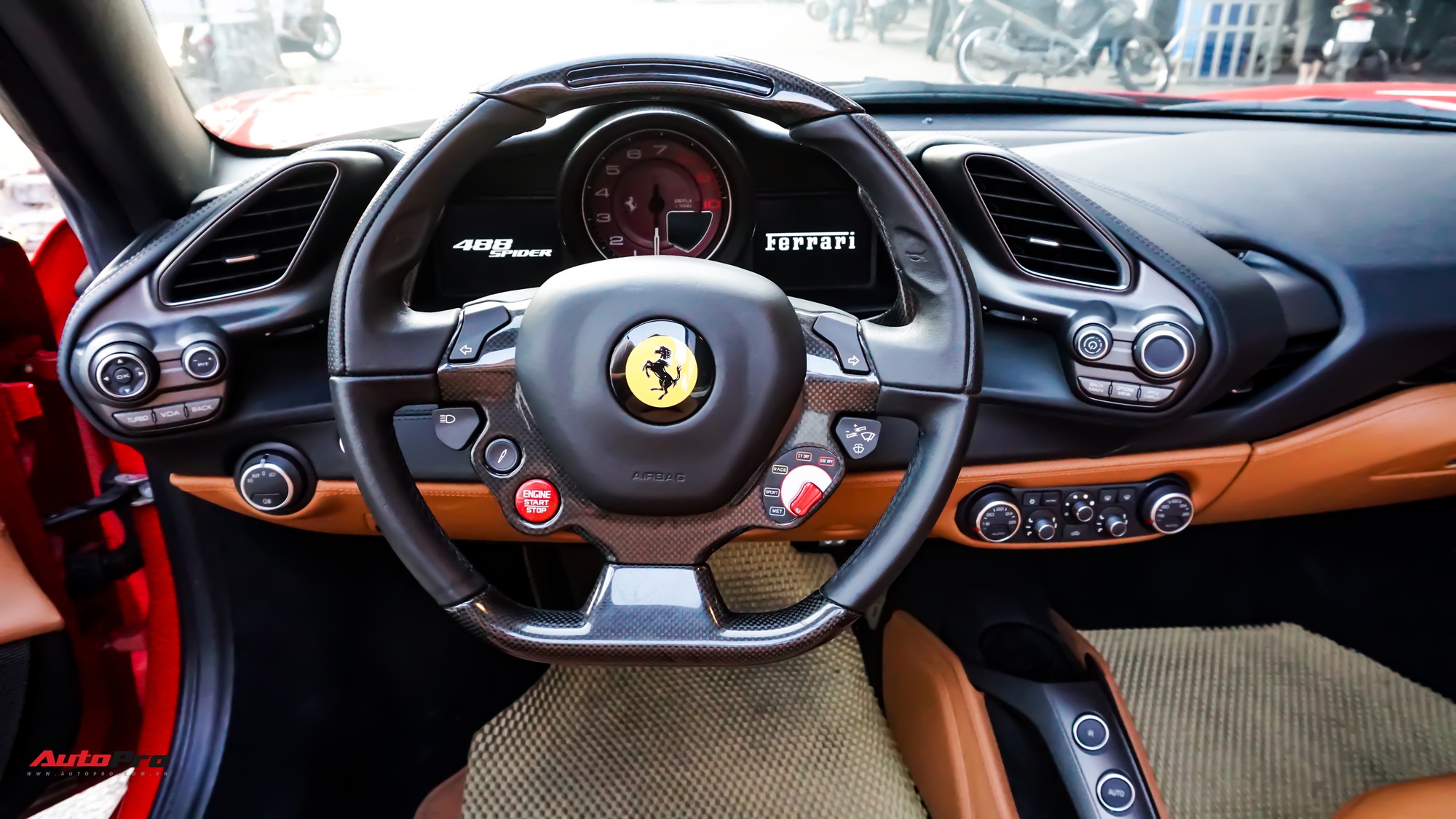 Ferrari 488 Spider Kí Gửi Tại Showroom Xe Cũ Hà Nội Với