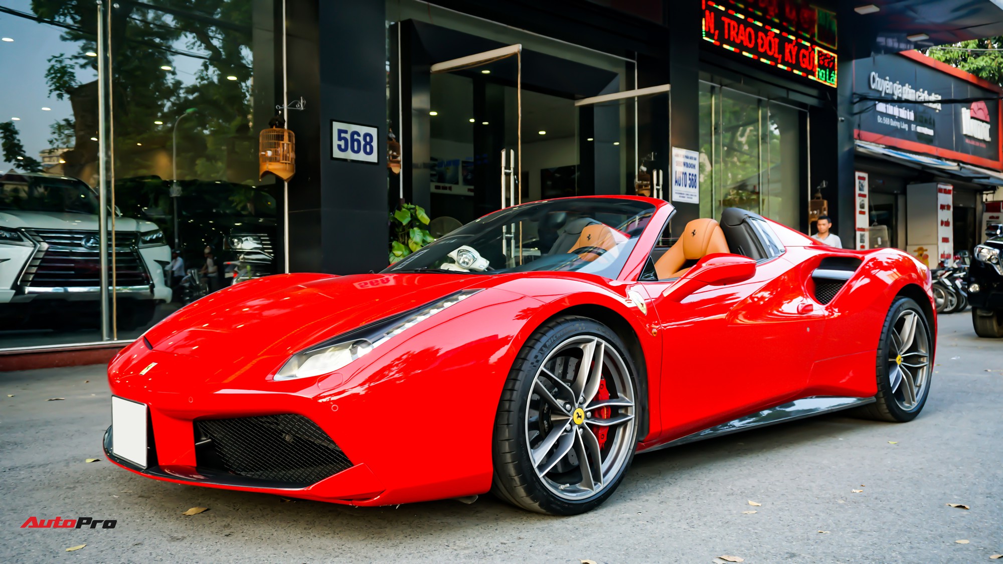 Ferrari 488 Spider Kí Gửi Tại Showroom Xe Cũ Hà Nội Với