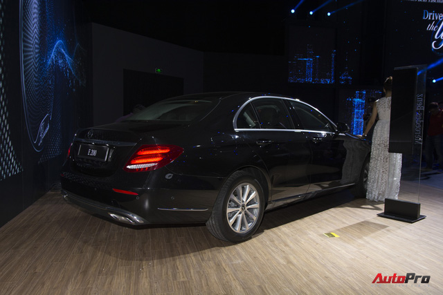 Mercedes-Benz E-Class nâng công nghệ, giữ giá bán - Thêm bất lợi cho BMW 5-Series và Audi A6 tại Việt Nam - Ảnh 5.