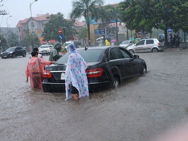  Chùm ảnh: Sau đêm mưa lớn, Hà Nội ngập bốn bề, xe cộ chết máy la liệt  - Ảnh 11.