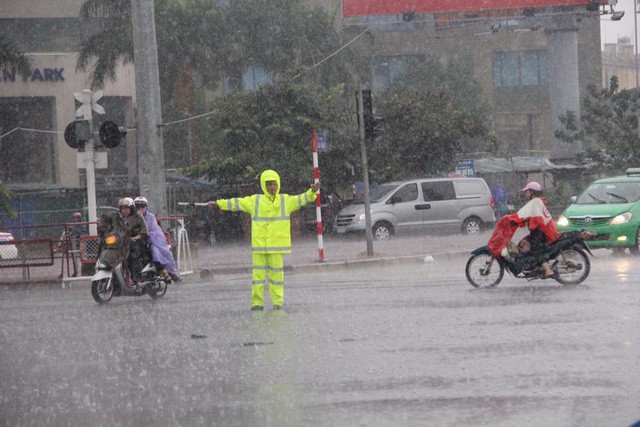  Chùm ảnh: Sau đêm mưa lớn, Hà Nội ngập bốn bề, xe cộ chết máy la liệt  - Ảnh 15.