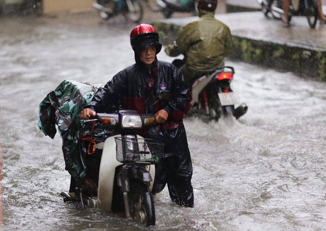  Chùm ảnh: Sau đêm mưa lớn, Hà Nội ngập bốn bề, xe cộ chết máy la liệt  - Ảnh 17.