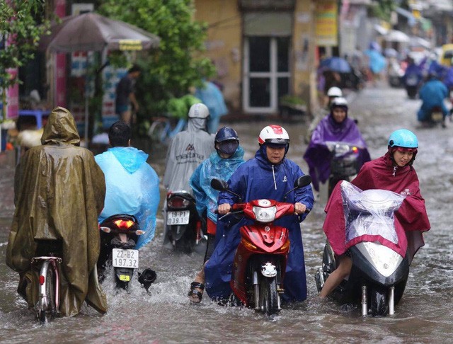 Chùm ảnh: Sau đêm mưa lớn, Hà Nội ngập bốn bề, xe cộ chết máy la liệt  - Ảnh 18.
