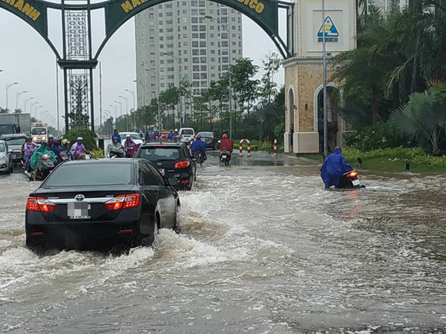 Chùm ảnh: Sau đêm mưa lớn, Hà Nội ngập bốn bề, xe cộ chết máy la liệt  - Ảnh 6.