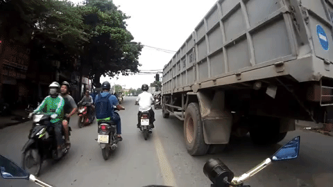 Suýt chết dưới gầm xe tải vì len lỏi giữa hai làn đường ngược chiều - Ảnh 2. Suýt chết dưới gầm xe tải vì len lỏi giữa hai làn đường ngược chiều - Ảnh 2.