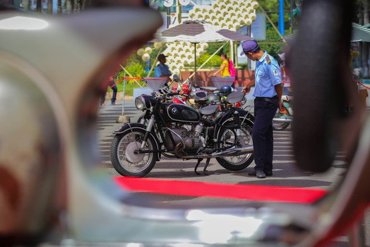  Đội nắng chiêm ngưỡng hàng trăm xe cổ ở Sài Gòn - Ảnh 14.