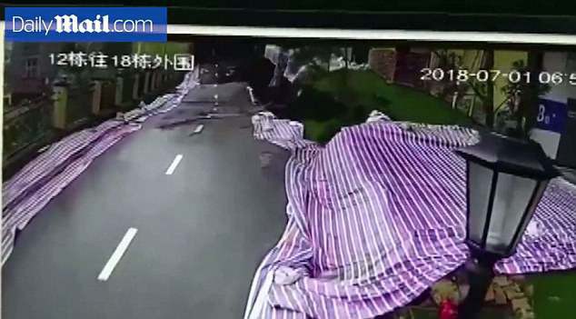 Trung Quốc: Cả đoạn đường lớn dài hơn 50 mét sụp đổ trong tích tắc - Ảnh 2.