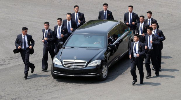 Chán xe chống đạn 36 tỷ, ông Kim Jong-Un bất ngờ dùng xe giá chưa đến 200 triệu đồng - Ảnh 3.