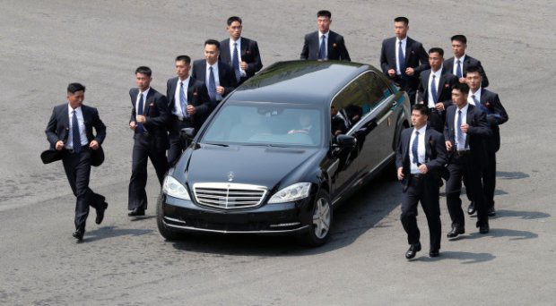 Chán xe chống đạn 36 tỷ, ông Kim Jong-Un bất ngờ dùng xe giá chưa đến 200 triệu đồng - Ảnh 3. Chán xe chống đạn 36 tỷ, ông Kim Jong-Un bất ngờ dùng xe giá chưa đến 200 triệu đồng - Ảnh 3.