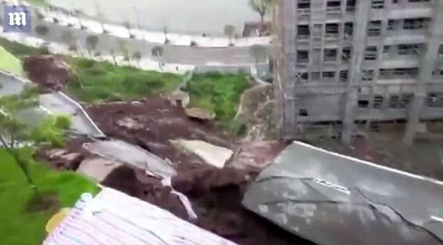 Trung Quốc: Cả đoạn đường lớn dài hơn 50 mét sụp đổ trong tích tắc - Ảnh 4.