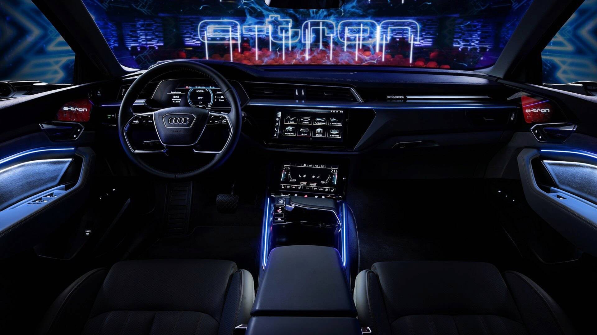 Audi, nội thất, 5 màn hình, hiện đại. Với Audi, bạn sẽ được trải nghiệm một không gian lái xe hiện đại và đầy đủ công nghệ. Với 5 màn hình trong xe, bạn sẽ không bỏ lỡ bất cứ thông tin gì. Đến với Audi, và tận hưởng những trải nghiệm lái xe tuyệt vời nhất từ trước đến nay.