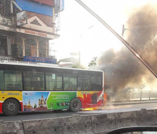 Hà Nội: Xe buýt đang chở khách trên đường bỗng bốc khói dữ dội - Ảnh 1.