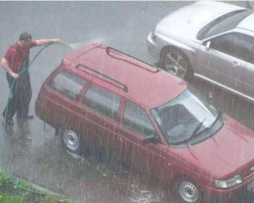 Tận dụng trời mưa để rửa xe: Tranh cãi tiết kiệm 50 nghìn và tác hại xước sơn xe mất tiền triệu - Ảnh 2.