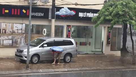 Tận dụng trời mưa để rửa xe: Tranh cãi tiết kiệm 50 nghìn và tác hại xước sơn xe mất tiền triệu - Ảnh 1.