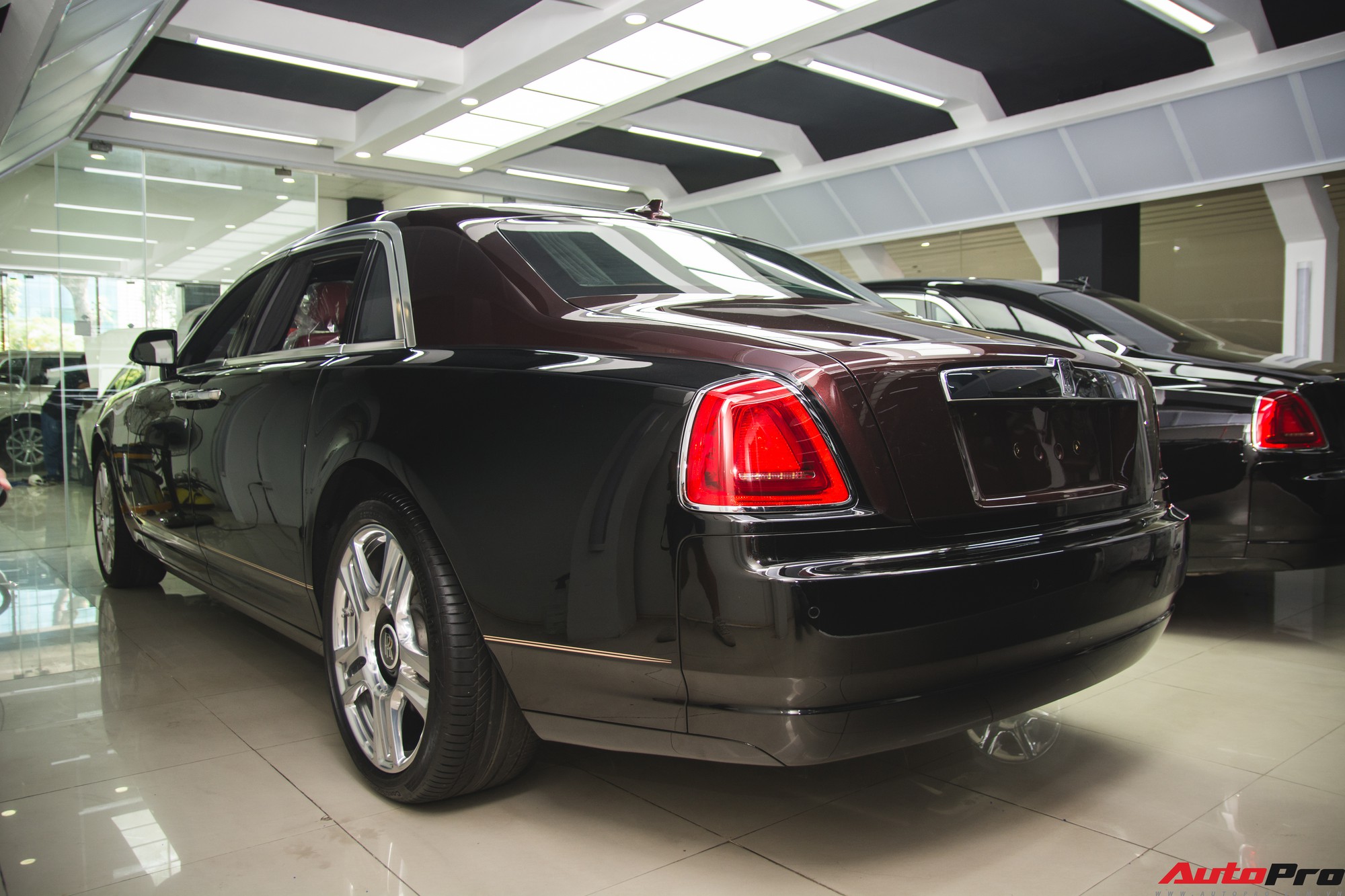 Video Rolls royce Ghost EWB series II không thể có mức giá rẻ 19 tỷ đồng ở  Việt Nam  Sieuxevietnam