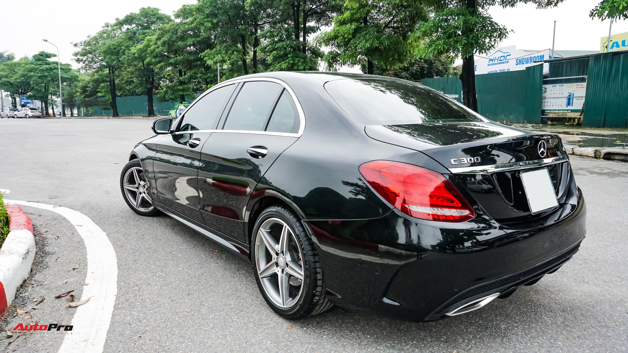 Mercedes-Benz C300 AMG có giá bao nhiêu sau hơn 2 vạn km?